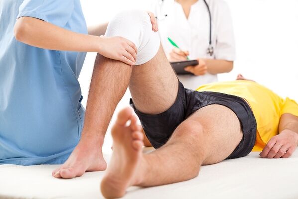The doctor selects a treatment regimen for a patient with arthrosis after a diagnostic examination